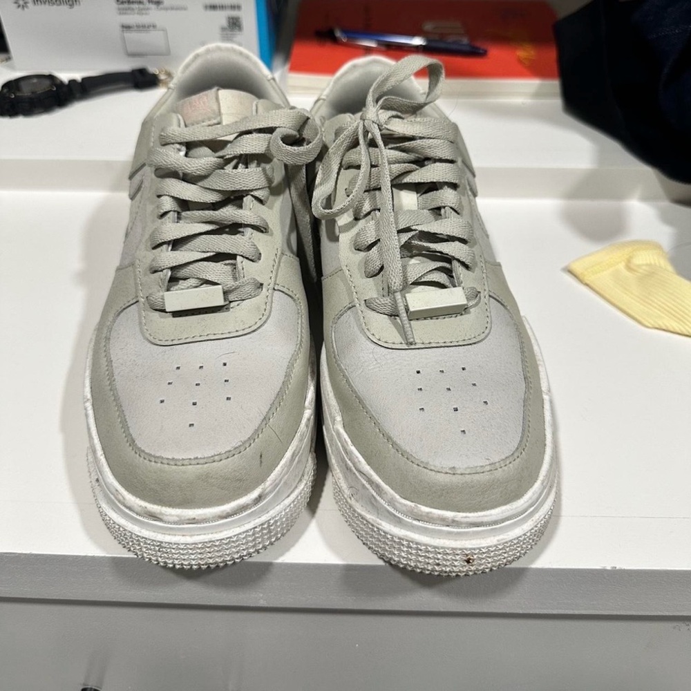 Nike Men's Light Gray Sneakers